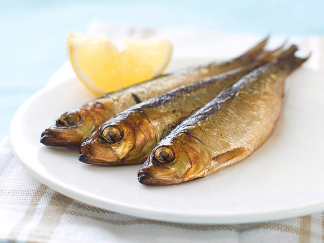 food for hair loss,hair loss treatment,egg,lean meat,oily fish,greek yogurt,walnut,foods that treat hair loss