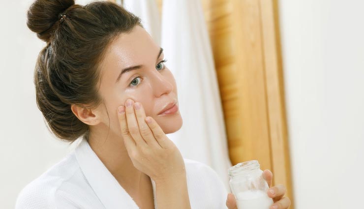 इन तरीकों से और अधिक ऑयली हो जाती हैं आपकी त्वचा, स्किन केयर रूटीन में करें ये बदलाव