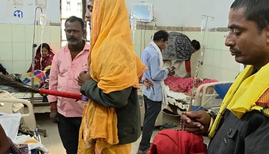 समस्तीपुर के सदर अस्पताल में अंधविश्वास का तमाशा, डॉक्टरों की जगह ‘ओझा’, झाड़-फूंक देख हर कोई हैरान