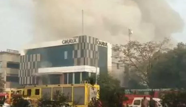 दिल्ली : बैटरी फैक्ट्री में भीषण आग, धमाके से बिल्डिंग का एक हिस्सा गिरा,  फायर ब्रिगेड के कर्मियों समेत कई लोग फंसे