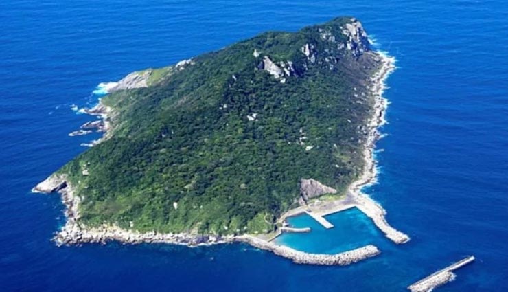 अनोखा आइलैंड जहां पुरुषों को निर्वस्त्र होकर पड़ता है नहाना, महिलाओं के आने पर प्रतिबंध