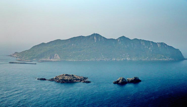 विश्व धरोहर में शामिल इस रहस्यमयी आइलैंड पर महिलाओं का जाना है मना, पुरुषों को भी मानने पड़ते है नियम