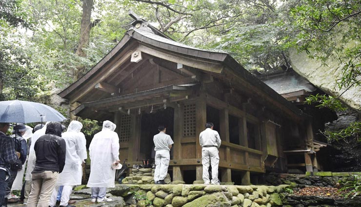 okinoshima island,mysterious island,weird island,island of japan,women are banned on island