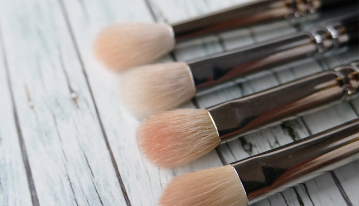 beauty,beauty bad habits,bad beauty habits,not removing makeup,touching your face,bursting the acne,using the old makeup brush,not using sunscreen lotion,washing face with soap,Exfoliate,ironing or styling hair,beauty,beauty tips