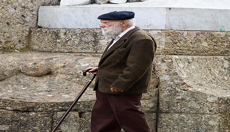 बुजुर्ग को एक अक्षर की गलती पड़ी भारी, मिली 1400 किलोमीटर की सजा