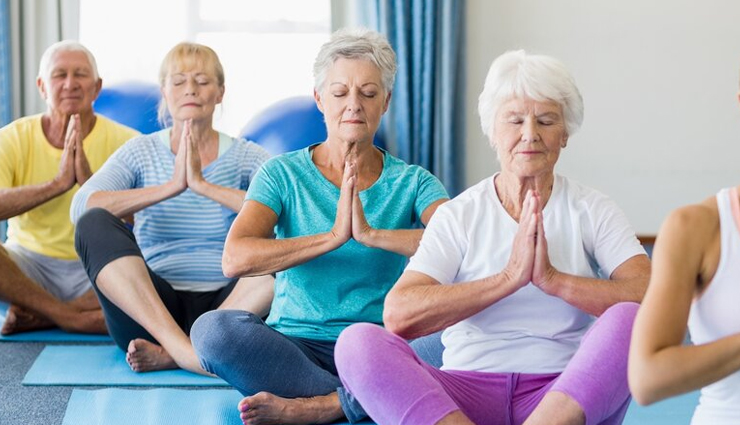 बुढ़ापे में भी फिट एंड फाइन रहने के लिए अपनाएं ये योगासन, दूर होगी हर समस्या