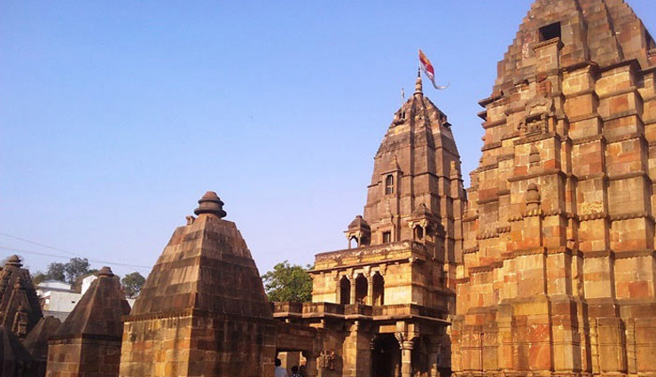 why is omkareshwar temple famous,what is the story of omkareshwar temple,who built omkareshwar temple,which river flows in omkareshwar,which jyotirlinga is most powerful,madhya pradesh,travel guide,travel tips