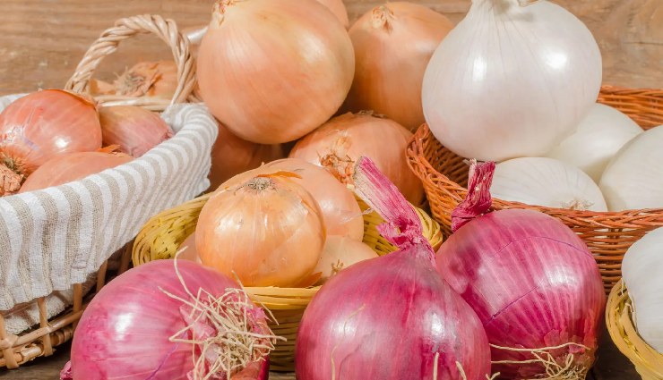 onion pickle recipe,pyaaz ka achar,homemade onion pickle,how to make onion pickle,indian onion pickle,tangy onion pickle,quick onion pickle,pickled onions,easy onion pickle recipe,vinegar onion pickle