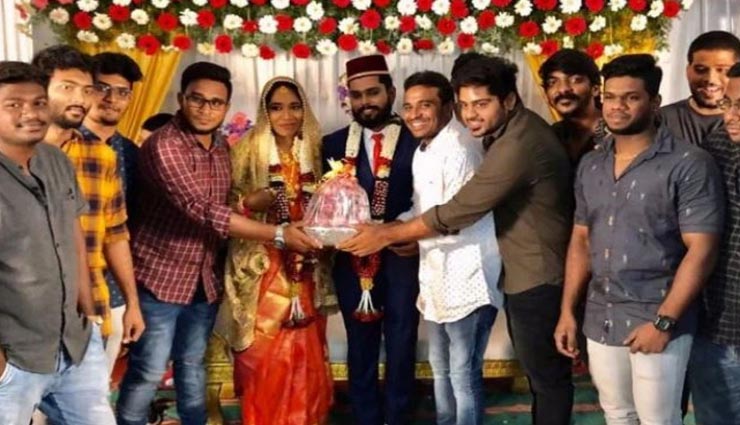 दोस्तों ने शादी में दे डाला ऐसा अनोखा गिफ्ट, बन गया सबकी चर्चा का विषय