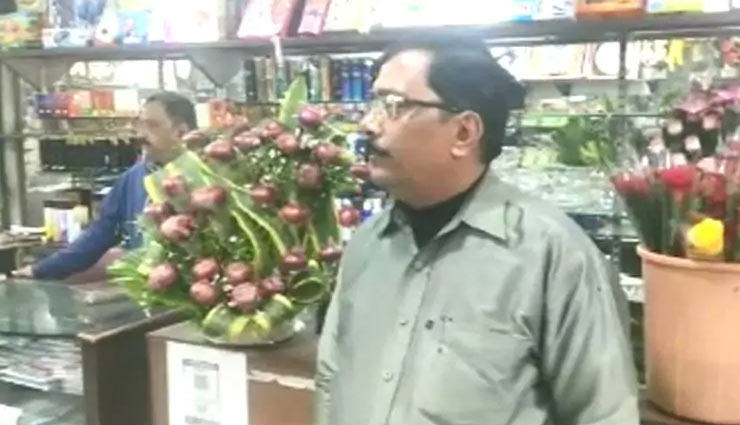 नये साल पर पत्नी को खुश करने के लिए पति  ने तैयार करवाया ये अनोखा बुके, सोशल मीडिया पर हुआ वायरल 