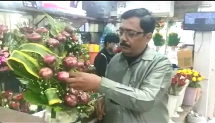husband,onion bouquet,wife gift,new year 2020,kanpur,up news,weird news in hindi ,पति, प्याज का गुलदस्ता, पत्नी का उपहार, नया साल 2020