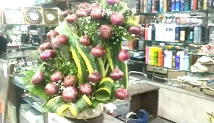 husband,onion bouquet,wife gift,new year 2020,kanpur,up news,weird news in hindi ,पति, प्याज का गुलदस्ता, पत्नी का उपहार, नया साल 2020