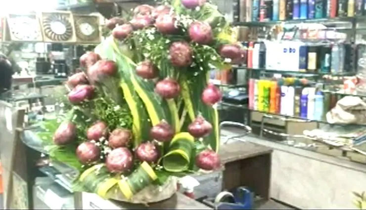 husband,onion bouquet,wife gift,new year 2020,kanpur,up news,weird news in hindi