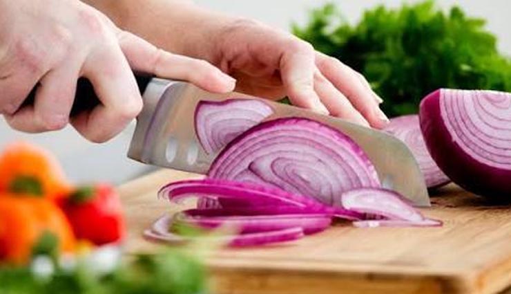 onion cutting,household tips,tears ,प्याज काटते समय कैसे बचे आंसुओं से