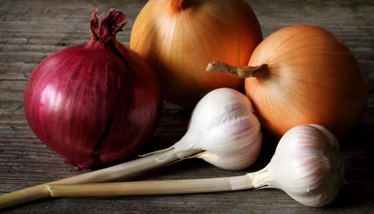 food you should avoid eating cooked,healthy food,Health,Health tips,onion and garlic,broccoli and kale,berries and nuts,juice and chocolates,coconut and apple