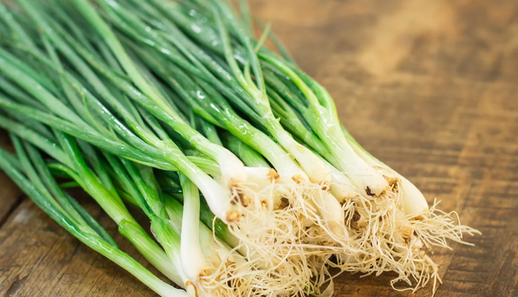 प्याज के पत्ते बनाएंगे आपके बालों को चमकदार और जड़ों से मजबूत, जानें कैसे
