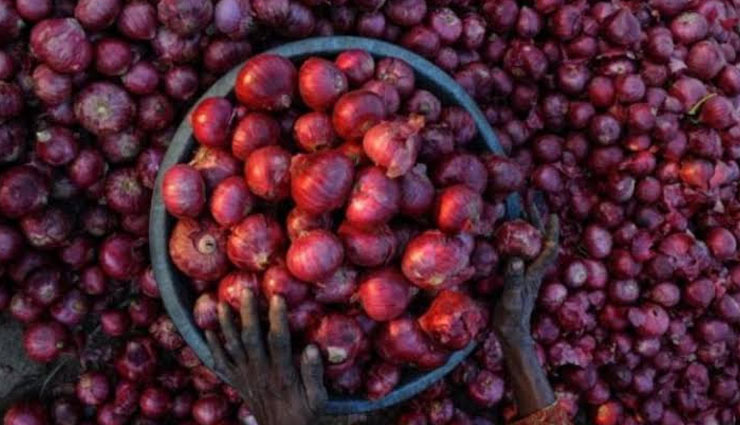 mobile store,pattukkottai,lure,people,buying phones,onion,weird news in hindi