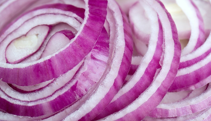 eggless yorkshire pudding,eggless yorkshire pudding with onion gravy,eggless yorkshire pudding with minty leaves,Eggless Recipe,pudding recipe,recipe