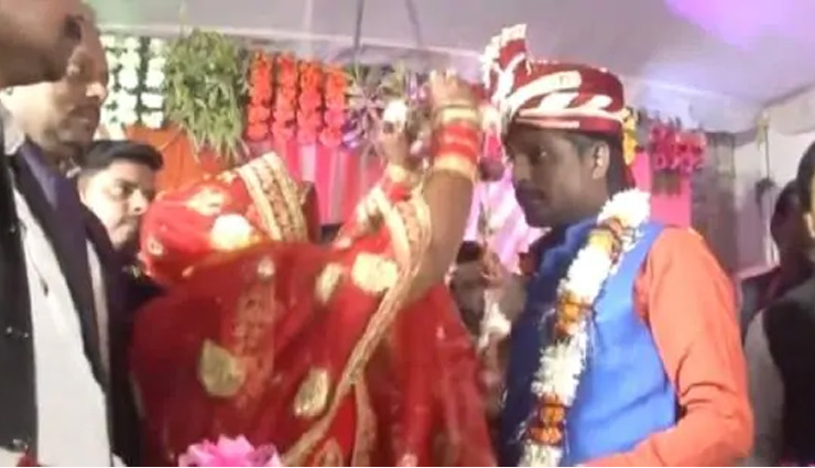 विरोध  : दूल्हा और दुल्हन ने पहनाई प्याज-लहसुन की माला