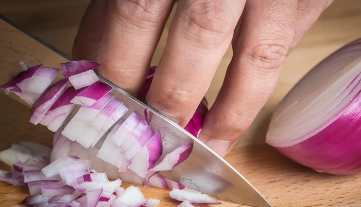 अब प्याज काटें वो भी बिना आंसू आए, आजमाए ये लाजवाब तरीके tears in eyes,ways to cut onions,household tips,home decor tips,ways to cut onions,kitchen tips
