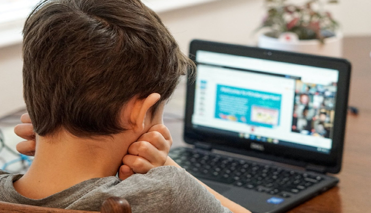 चल रही थी ऑनलाइन क्लास और बीच में ही ऑन कैमरा नहाने लगे टीचर! 