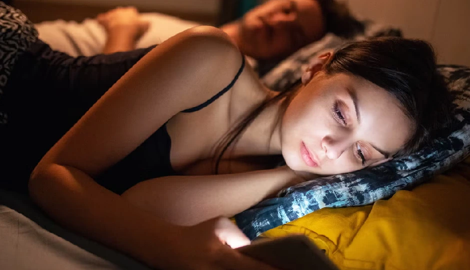 रिश्तों में फोन की आज़ादी: क्या सही है पार्टनर को अपना मोबाइल देखने देना? जानें ‘ओपन फोन पॉलिसी’ के फायदे और खतरे