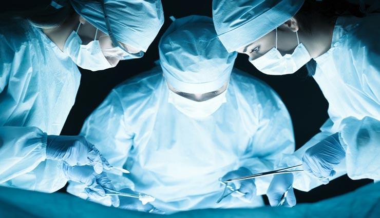 पेट दर्द के बाद किया गया शख्स का ऑपरेशन, निकली ऐसी चीज की डॉक्टर्स भी रह गए हैरान 