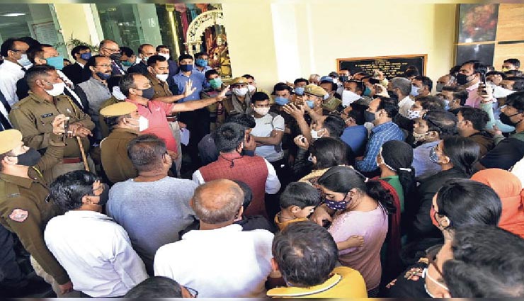 जयपुर : माहेश्वरी पब्लिक स्कूल में अभिभावकों ने किया ऑफलाइन एग्जाम के खिलाफ प्रदर्शन