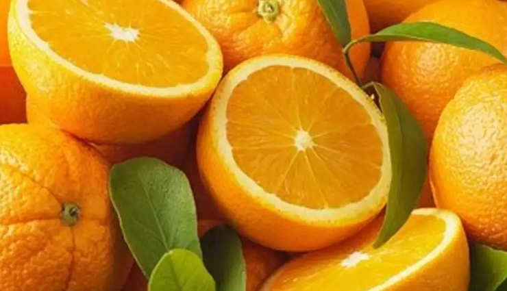 एक्स्ट्रा सामान का चार्ज लगने के डर से एयरपोर्ट पर बैठकर ही 30 किलो संतरे खा गए 4 दोस्त!