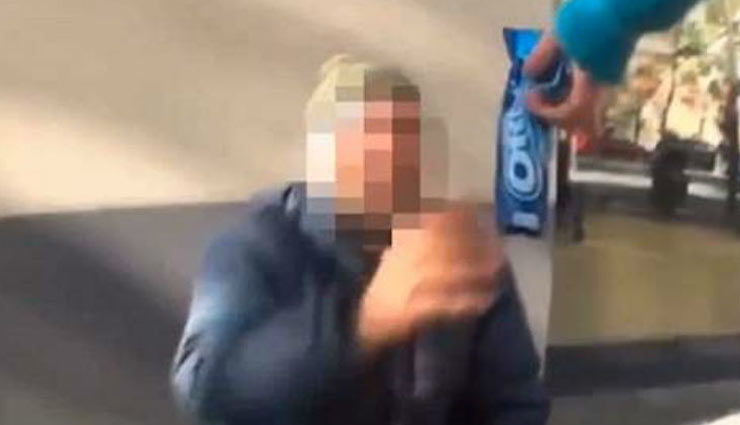 स्पेन : एक यूट्यूब स्टार ने गरीब को खिलाया टूथपेस्ट भरा बिस्किट, हुई 1.5 साल की सजा, लगा 15 लाख रुपए जुर्माना spain,youtube,spanish youtuber,barcelona court,kanghua ren,weird story,weird news