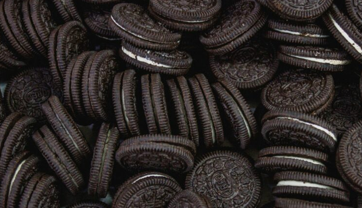 oreo cookie ice cream cake recipe,crunchy oreo dessert,ice cream cake with oreos,easy oreo ice cream cake,homemade frozen treat,no-bake ice cream cake,oreo cookie crust,ice cream cake layers,delicious dessert with oreos,step-by-step ice cream cake guide