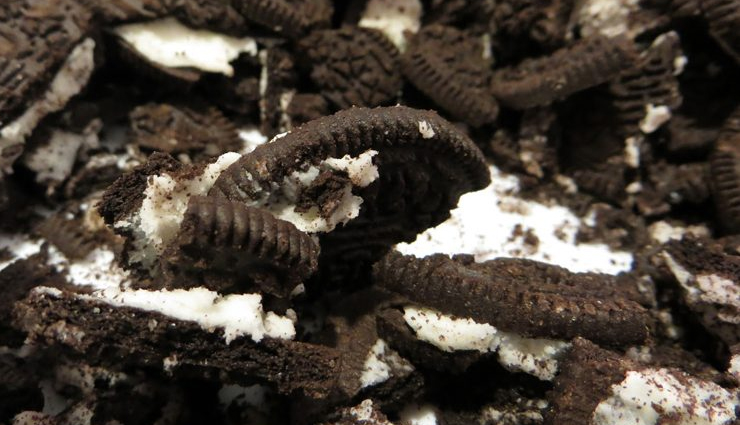 peanut butter oreo ice cream cake recipe,oreo cookie and peanut butter dessert,homemade ice cream cake,peanut butter ice cream cake with oreos,easy no-bake ice cream cake,creamy peanut butter dessert,step-by-step ice cream cake guide,decadent frozen treat,oreo cookie crust with peanut butter,whipped cream topped ice cream cake