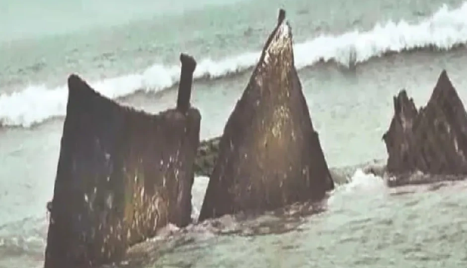 ओडिशा के समुद्र तट पर उभरी रहस्यमयी आकृति, चक्रवात ‘मोंथा’ के बाद खुला समंदर का छिपा राज़