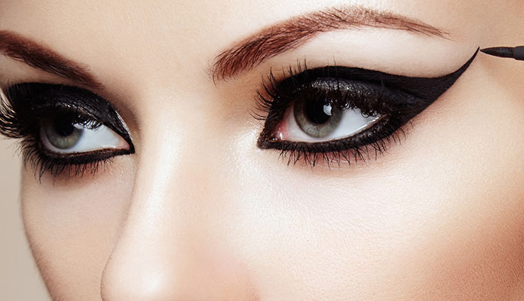 eyeliner,trending ways to wear eyeliner,beauty,beauty tips,bold and graphic eyeliner,outer cast eyeliner,dark matter eyeliner