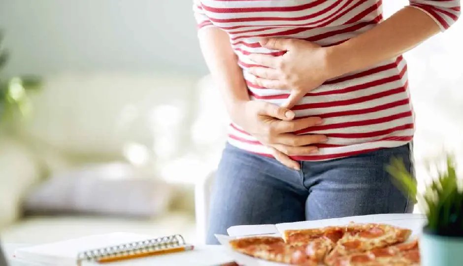 गर्मी में बाहर का खाना बना सकता है जानलेवा! फूड पॉइजनिंग के खतरे और बचाव के आसान तरीके जानें