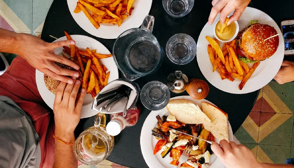 बाहर खाना खाते समय ओवरईटिंग से बचने के 8 कारगर तरीके, न्यूट्रिशनिस्ट के हेल्दी सुझाव