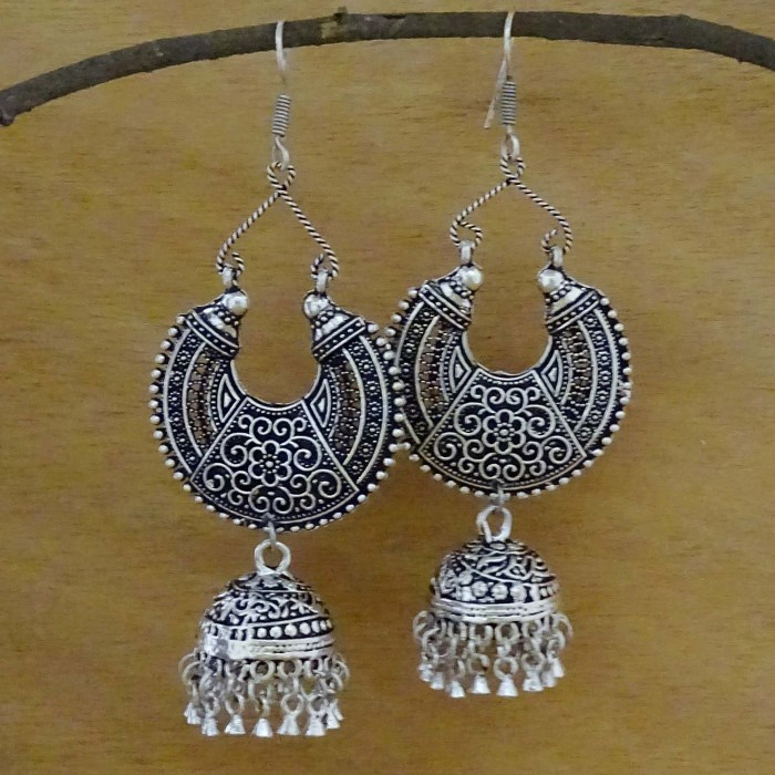 earrings,ethnic earrings,types of earrings,kundan,meenakari,ghungroo,temple,oxidised jhumka