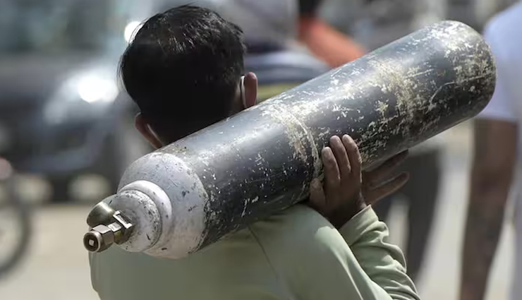 अस्पताल के बाहर ऑक्सीजन गैस का सिलेंडर फटा, दो कर्मचारियों के चिथड़े उड़े