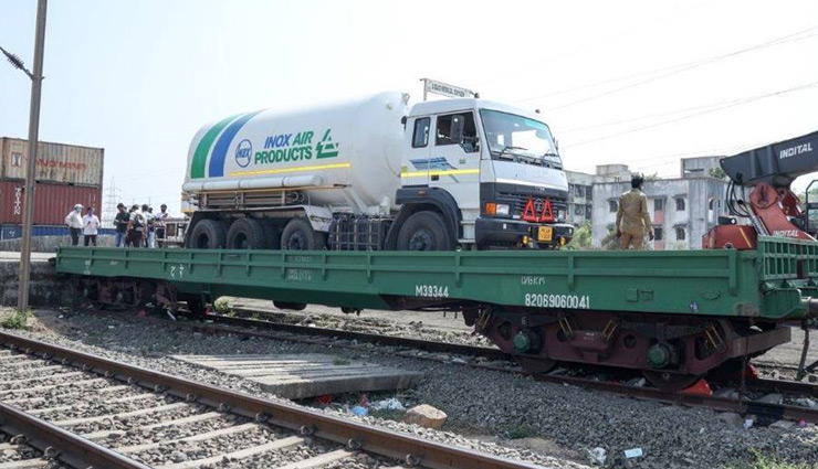 कोरोना मरीजों के लिए देशभर में ट्रेनों से भेजी जाएगी ऑक्सीजन, 9 सेक्टरों को छोड़ 22 अप्रैल से उद्योगों को सप्लाई बंद 