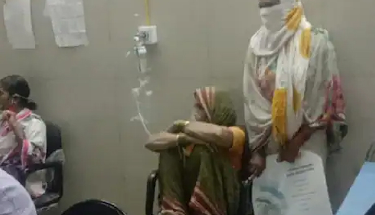 महाराष्ट्र: कोरोना से हुए बुरे हालात, अस्पताल में बेड की कमी, कुर्सी पर ही चढ़ाई जा रही मरीजों को ऑक्सिजन