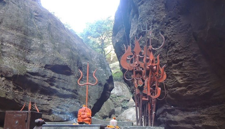 pachmarhi,places to visit in pachmarhi,tourist attraction in pachmarhi,jata shankar caves,dhupgarh,bee falls,apsara vihar waterfall,pandav caves,chauragarh temple