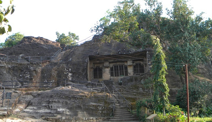 pachmarhi,places to visit in pachmarhi,tourist attraction in pachmarhi,jata shankar caves,dhupgarh,bee falls,apsara vihar waterfall,pandav caves,chauragarh temple