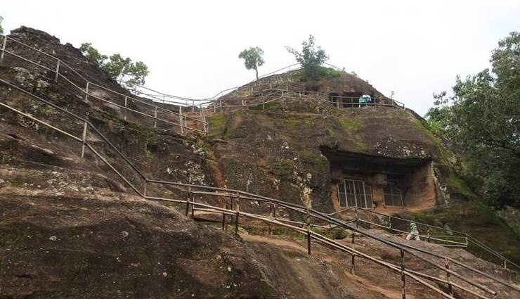 pachmarhi,places to visit in pachmarhi,tourist attraction in pachmarhi,jata shankar caves,dhupgarh,bee falls,apsara vihar waterfall,pandav caves