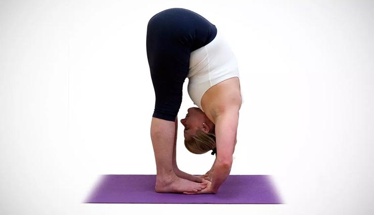 Yoga Day Special: पाचन में सुधार लाता है पादहस्तासन, जानें इसकी विधि और फायदे