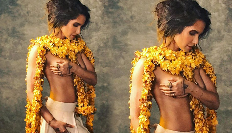 न्यू ईयर के मौके पर फैन्स के लिए पद्मालक्ष्मी ने पोस्ट की टॉपलेस फोटो, सोशल मीडिया पर लगी आग