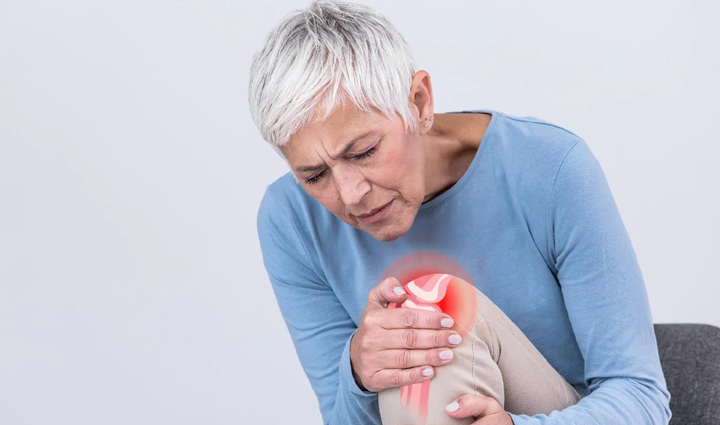 ठण्ड में बहुत सताती हैं जोड़ों के दर्द की समस्या, इन चीजों का सेवन दिलाएगा आराम
