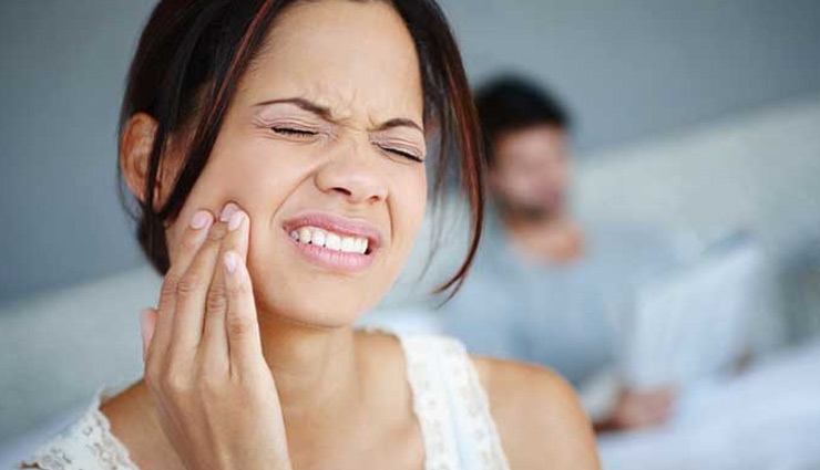 दांतों का दर्द बना सकता है आपको असहाय, इन घरेलू नुस्खों से दूर करें अपनी परेशानी 