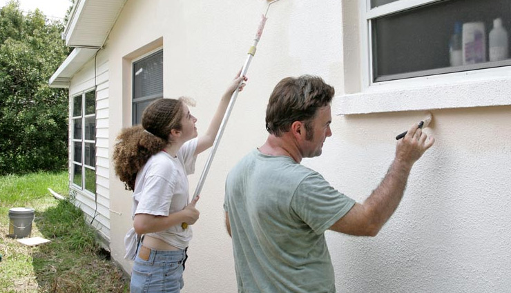 घर में कराया गया नया पेंट दे रहा है आपको तकलीफ, इसकी बदबू दूर करने के लिए करें ये उपाय