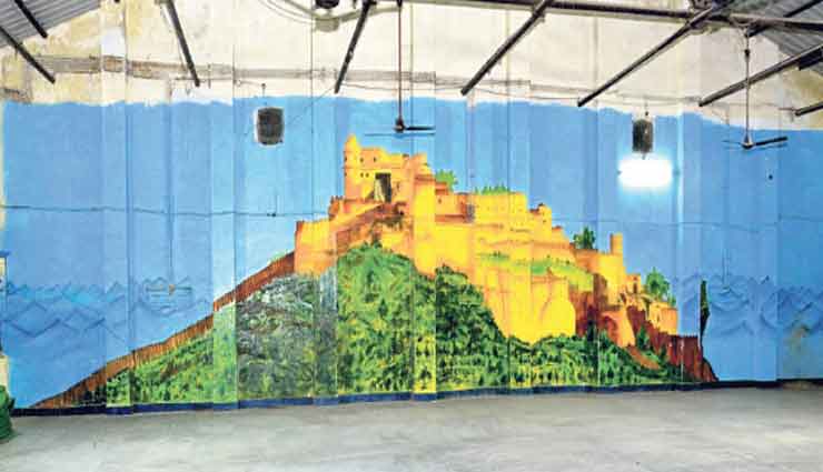अजमेर : व्याख्याता ने स्कूल के हॉल की दीवार पर बनाई 60 फीट लंबी और 15 फीट ऊंची कुंभलगढ़ दुर्ग की पेंटिंग
