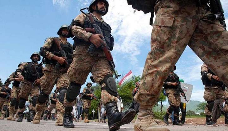 पाक सेना और आतंकियों के बीच मुठभेड़ में दो सैनिक व एक आतंकी की मौत
